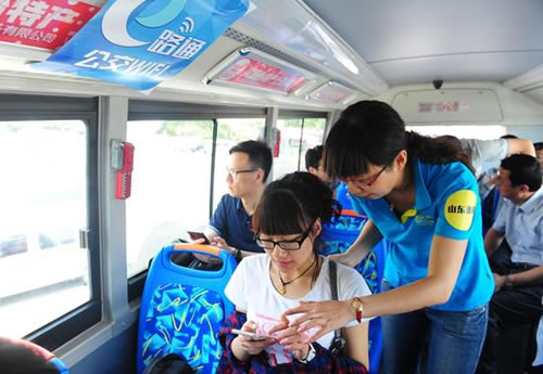 乘車體驗(yàn)者登陸客戶端連接公交WiFi