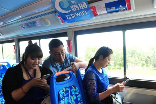 乘車體驗(yàn)者登陸客戶端連接公交WiFi